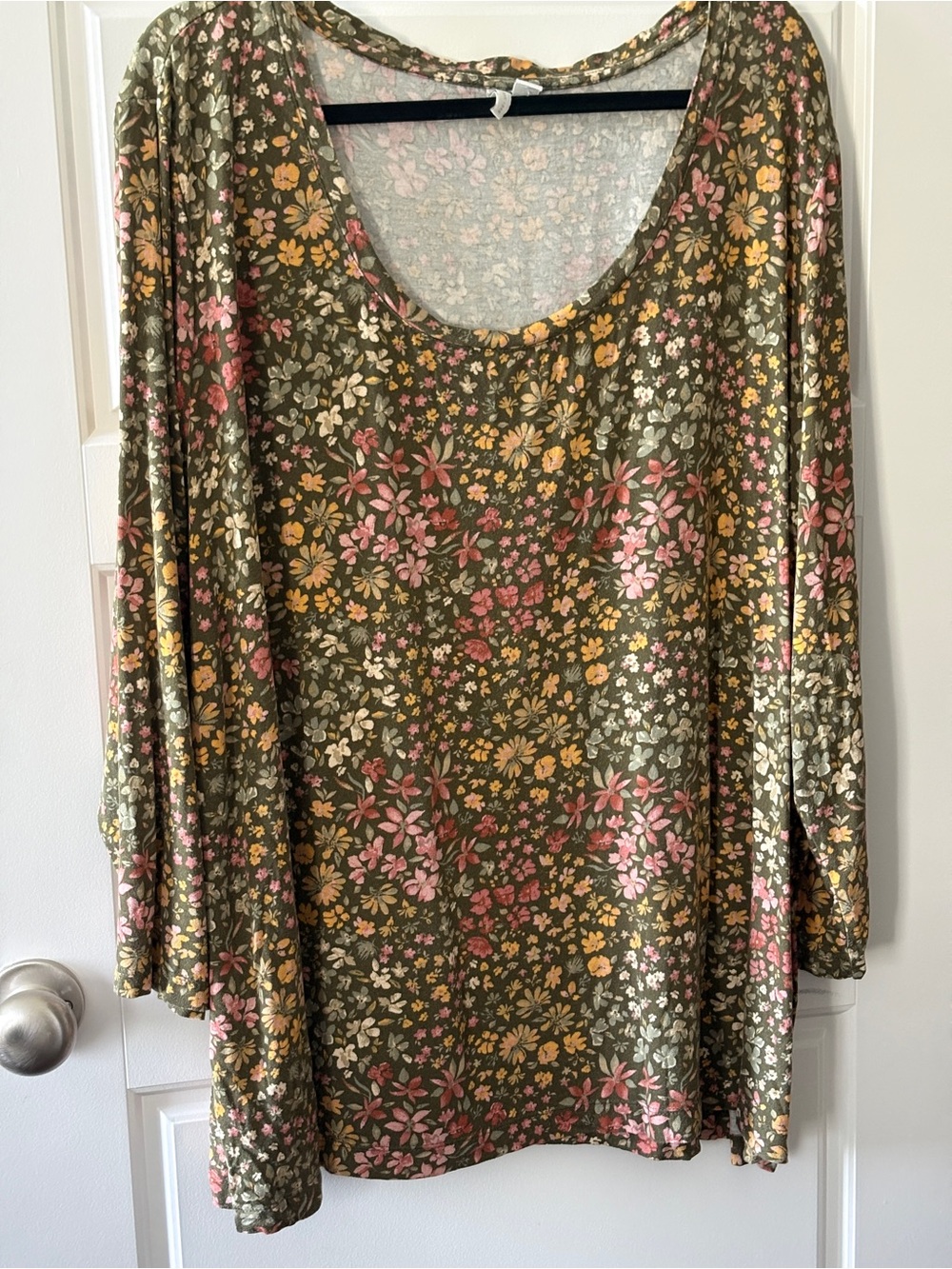 Women's Plus Olive Floral Scoop Neck Long Sleeve Top